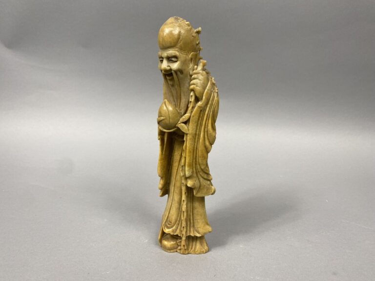 Chine - Sujet en pierre de lard représentant Shou Lao debout portant un bâton d…