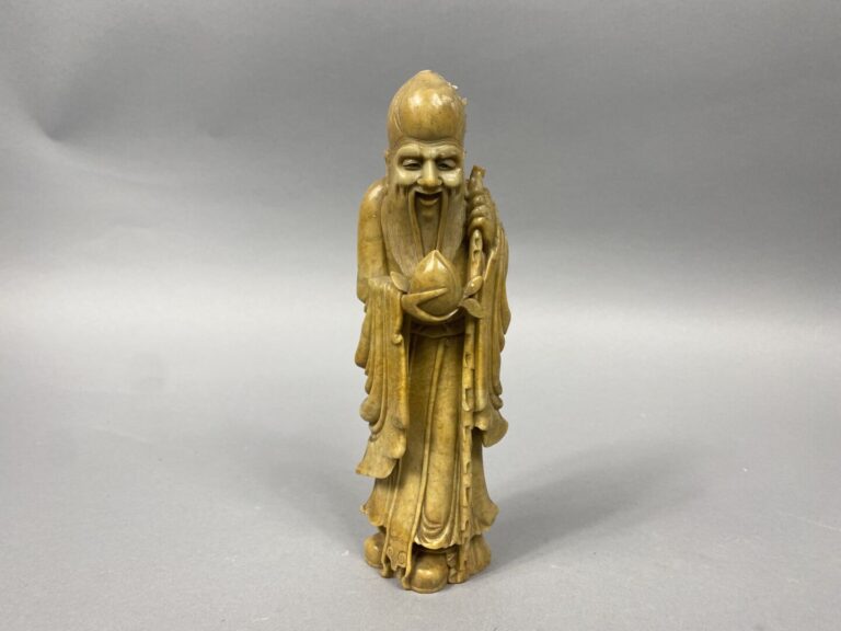 Chine - Sujet en pierre de lard représentant Shou Lao debout portant un bâton d…