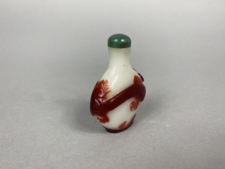 Chine - Tabatière en verre overlay représentant un dragon rouge sur fond blanc…