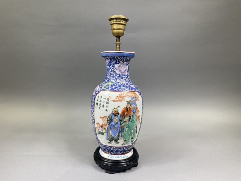 Chine - Vase balustre en porcelaine émaillée à décor de personnages dans des re…