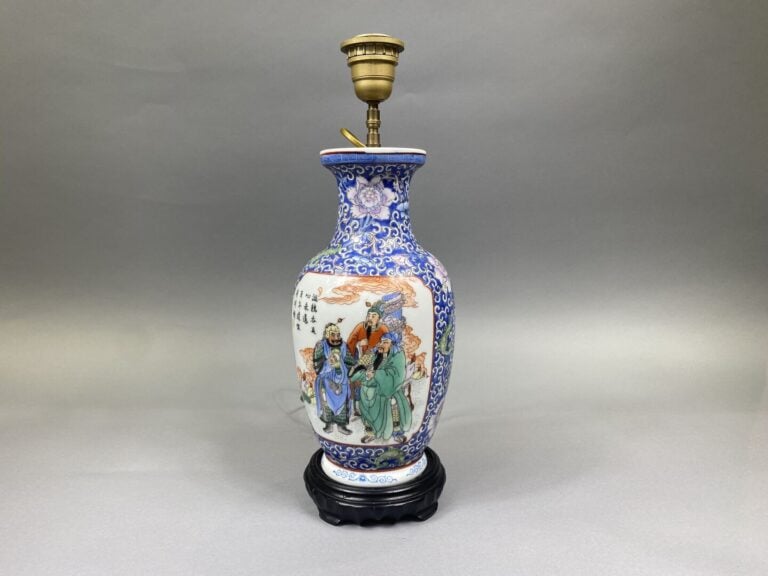 Chine - Vase balustre en porcelaine émaillée à décor de personnages dans des re…