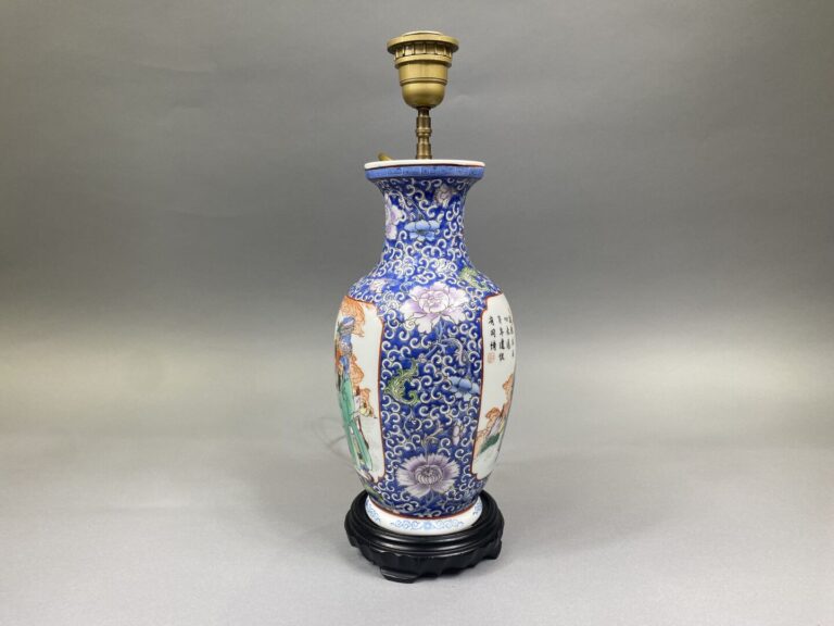 Chine - Vase balustre en porcelaine émaillée à décor de personnages dans des re…
