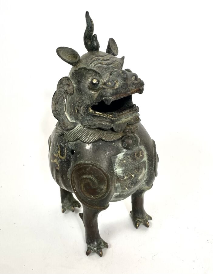 CHNE.Brûle-parfum en bronze représentant un chien de pho , la gueule ouverte -…
