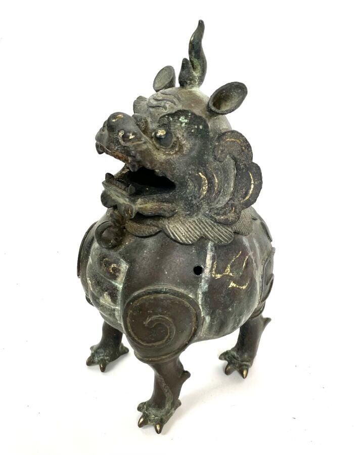 CHNE.Brûle-parfum en bronze représentant un chien de pho , la gueule ouverte -…