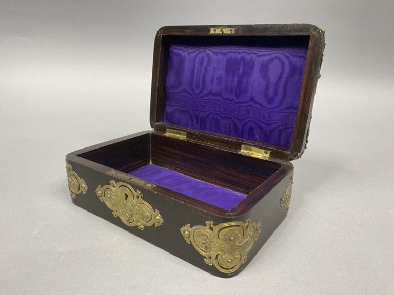 Coffret rectangulaire en bois, éléments de décor en laiton ornés de motifs déco…