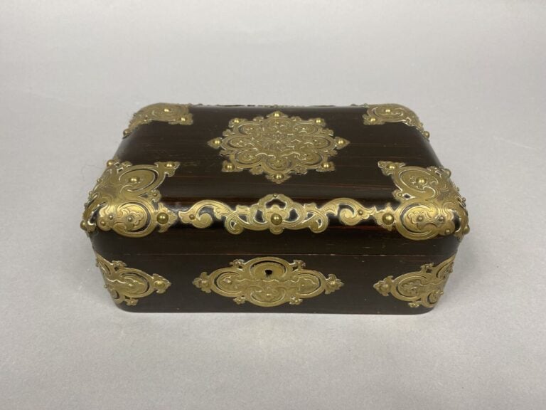 Coffret rectangulaire en bois, éléments de décor en laiton ornés de motifs déco…