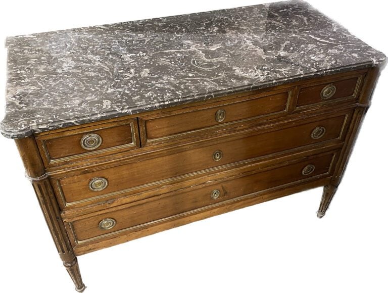 Commode en bois naturel mouluré ouvrant en façade à cinq tiroirs sur trois rang…