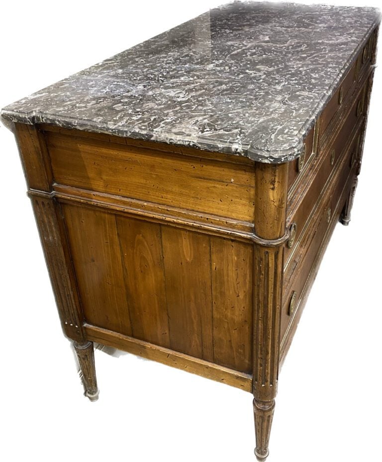 Commode en bois naturel mouluré ouvrant en façade à cinq tiroirs sur trois rang…