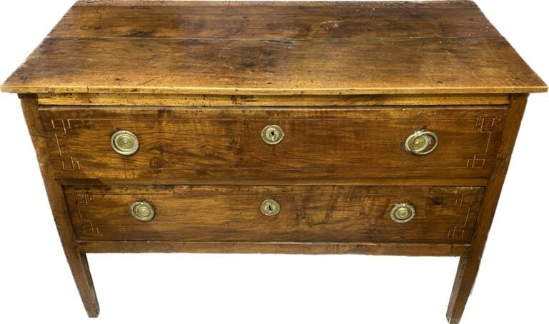 Commode rectangulaire en bois fruitier ouvrant à deux tiroirs en façade à décor…