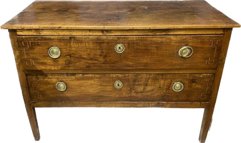 Commode rectangulaire en bois fruitier ouvrant à deux tiroirs en façade à décor…