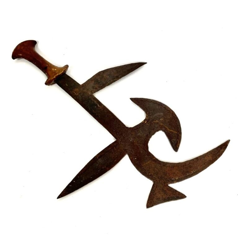 COUTEAU DE JET en métal, poignée en cuir. Probablement RDC - Longueur : 45 cm