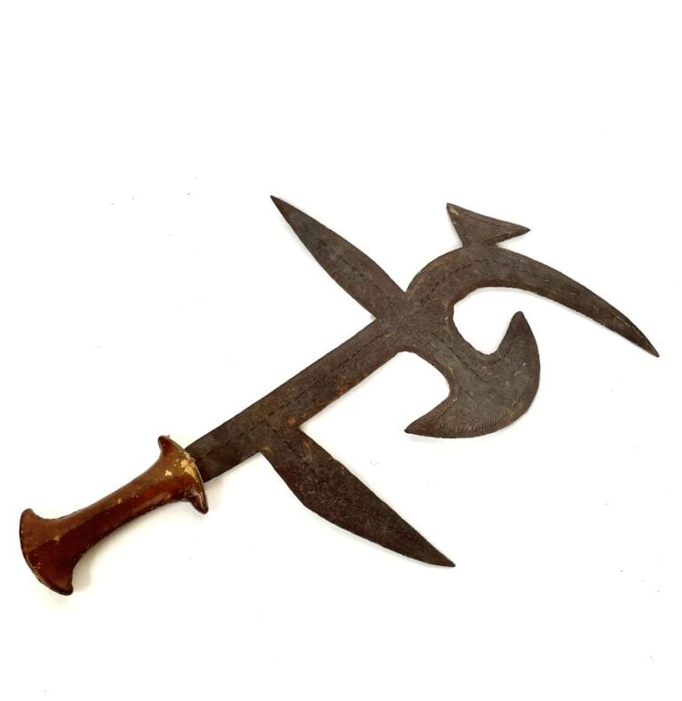 COUTEAU DE JET en métal, poignée en cuir. Probablement RDC - Longueur : 45 cm
