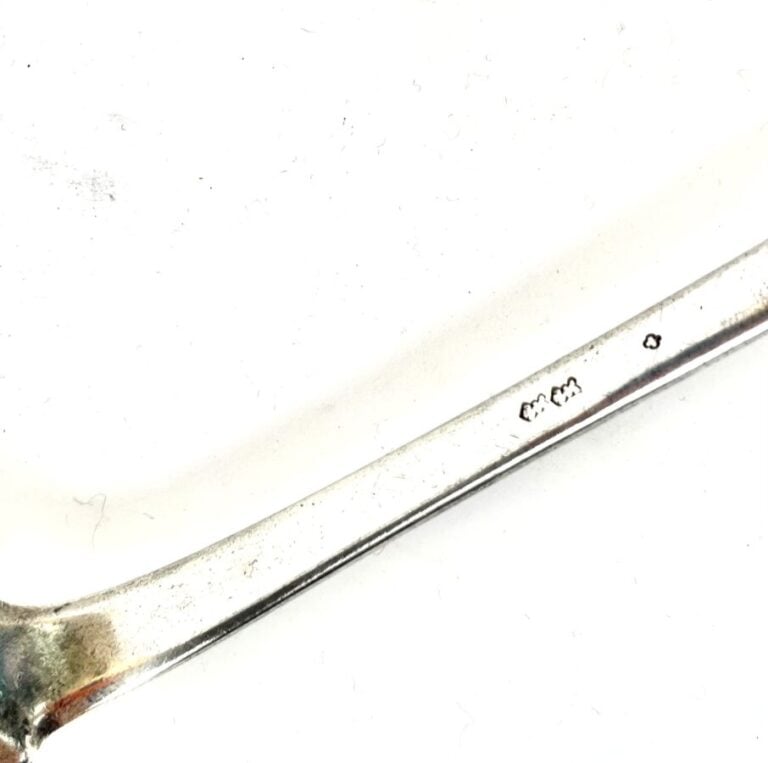 Cuilllère à ragoût en argent (traces de poinçons anciens) Poids : 154 g - (acci…