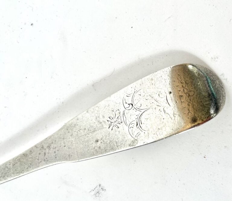 Cuilllère à ragoût en argent (traces de poinçons anciens) Poids : 154 g - (acci…