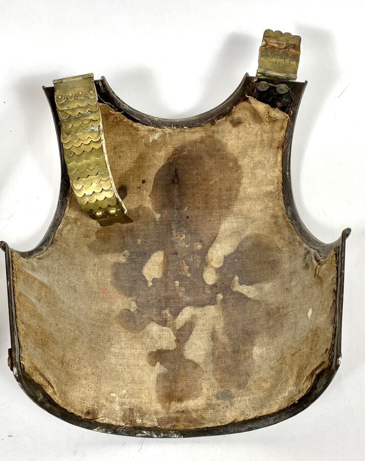 Cuirasse Troupe : Plastron et dossière en fer clouté de laiton. Partie de doubl…