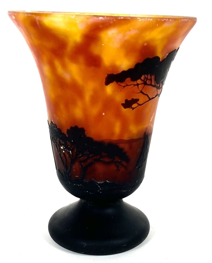 DAUM NANCY. Vase cornet sur piédouche en verre doublé multicouche à décor sur f…