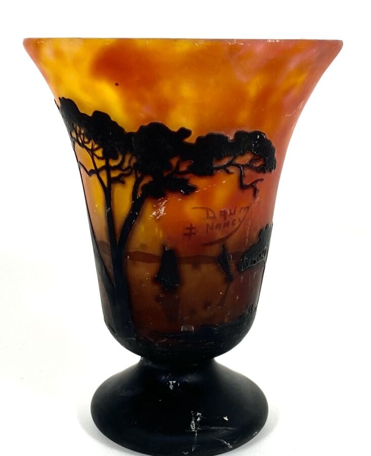 DAUM NANCY. Vase cornet sur piédouche en verre doublé multicouche à décor sur f…