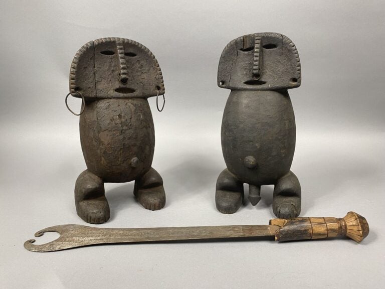 Deux sculptures africaines en bois figurant un homme et une femme - H : 35.5 cm…