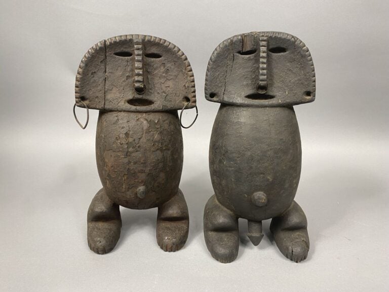 Deux sculptures africaines en bois figurant un homme et une femme - H : 35.5 cm…