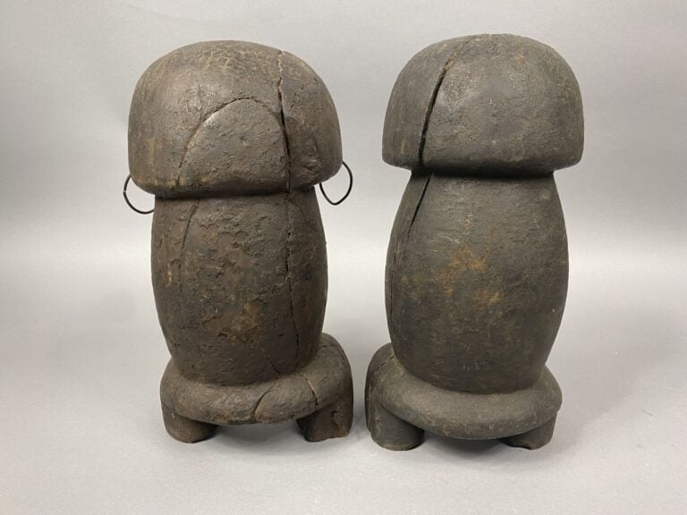 Deux sculptures africaines en bois figurant un homme et une femme - H : 35.5 cm…