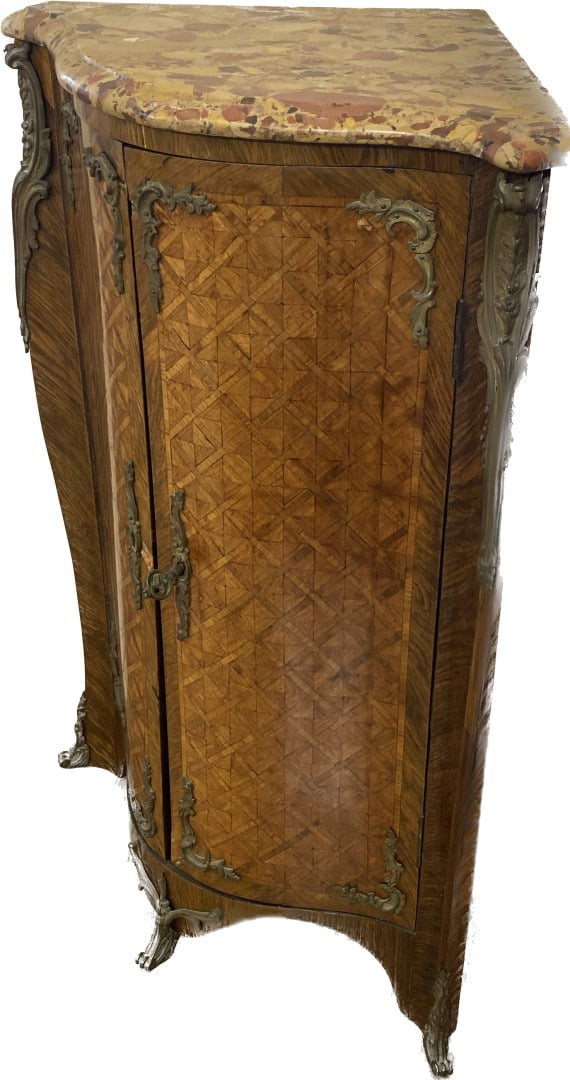 Encoignure de forme mouvementée en bois de placage ouvrant à deux portes en faç…