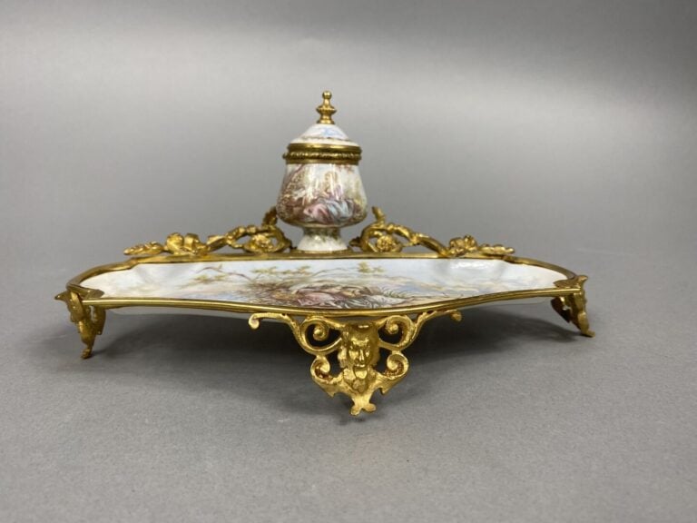 Encrier en porcelaine polychrome à décor émaillé d'une scène animée de jeunes f…