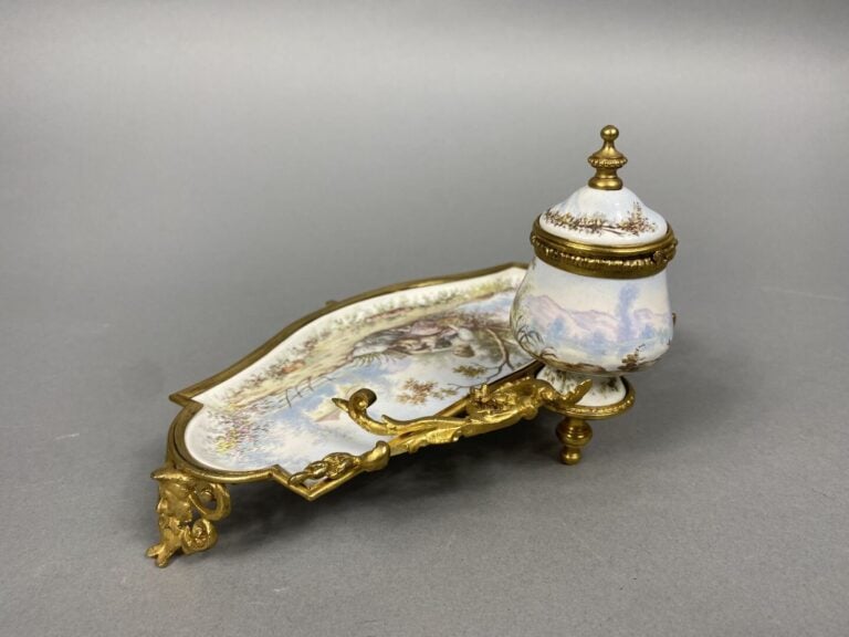 Encrier en porcelaine polychrome à décor émaillé d'une scène animée de jeunes f…