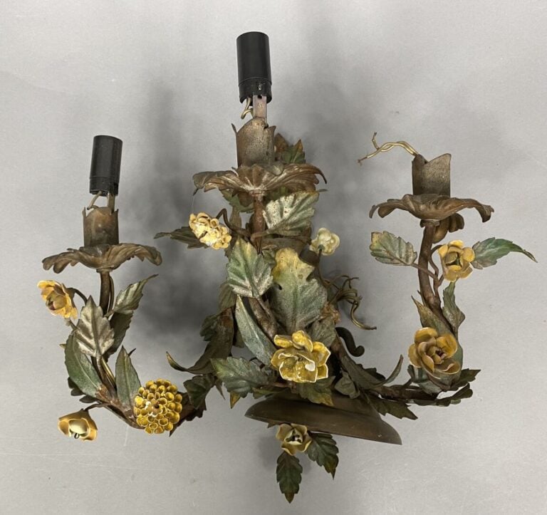 Ensemble d'appliques en tôle peinte ornées de fleurettes en céramique polychrom…