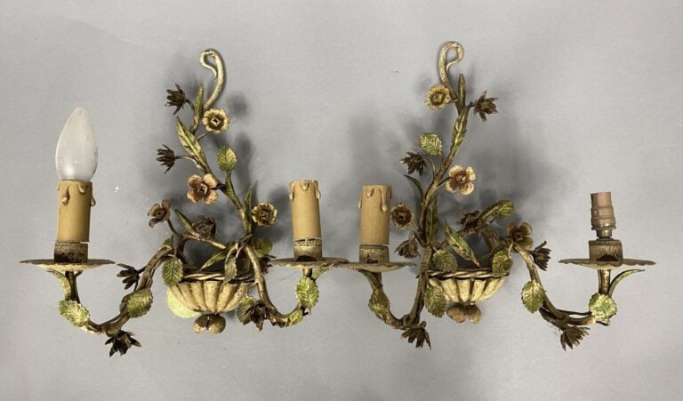 Ensemble d'appliques en tôle peinte ornées de fleurettes en céramique polychrom…