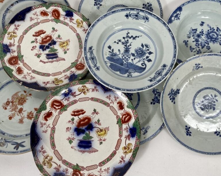 Ensemble d'assiettes Chine et Japon comprenant 5 assiettes en camaïeu bleu sur…