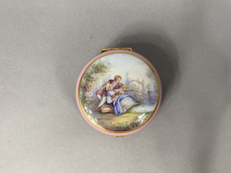 Ensemble d'objets de vitrine comprenant une boîte ronde émaillée à décor de scè…