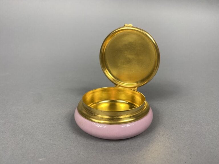 Ensemble d'objets de vitrine comprenant une boîte ronde émaillée à décor de scè…