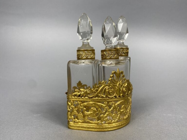 Ensemble d'objets de vitrine comprenant une boîte ronde émaillée à décor de scè…