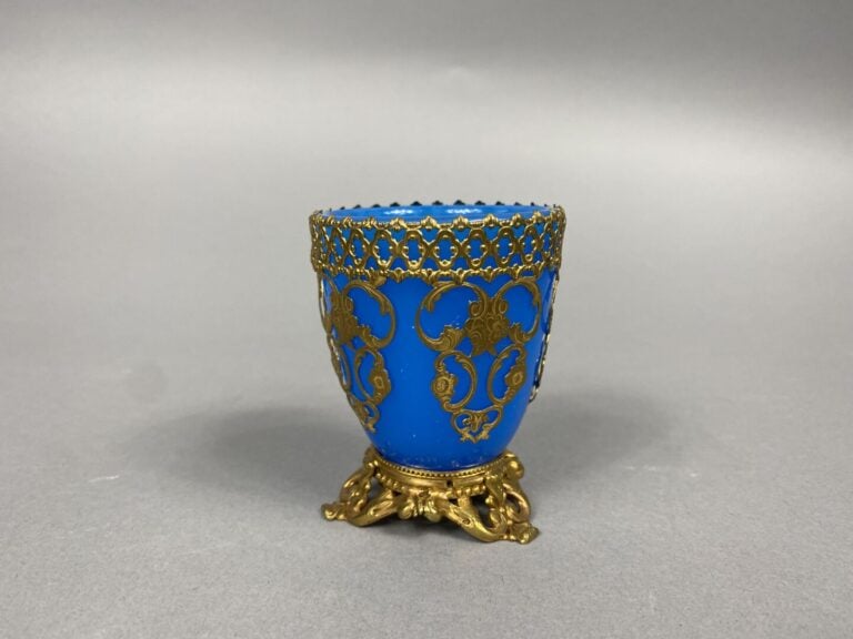 Ensemble d'objets de vitrine comprenant une boîte ronde émaillée à décor de scè…