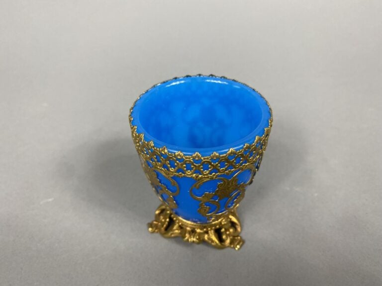 Ensemble d'objets de vitrine comprenant une boîte ronde émaillée à décor de scè…
