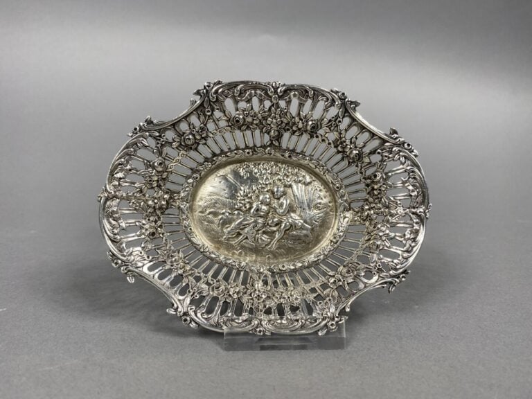 Ensemble d'objets de vitrine comprenant une boîte ronde émaillée à décor de scè…