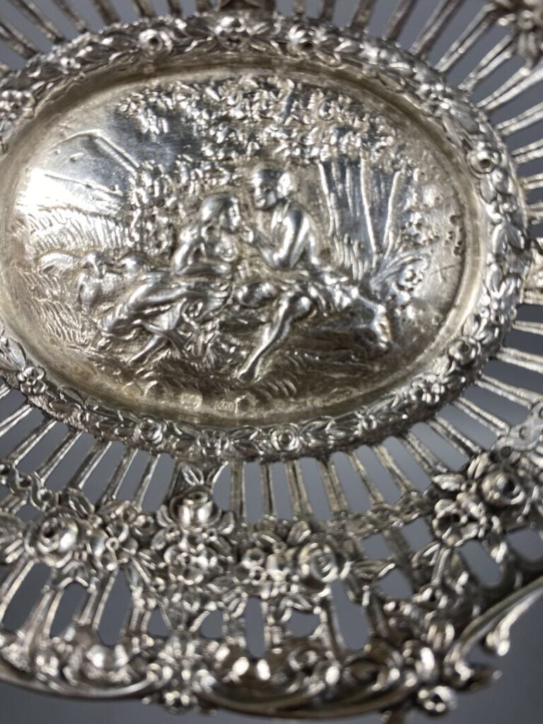 Ensemble d'objets de vitrine comprenant une boîte ronde émaillée à décor de scè…