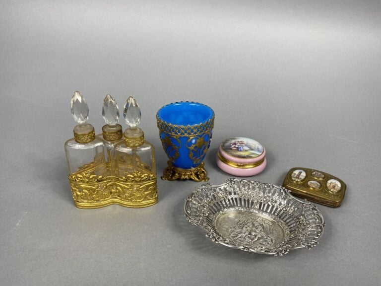 Ensemble d'objets de vitrine comprenant une boîte ronde émaillée à décor de scè…