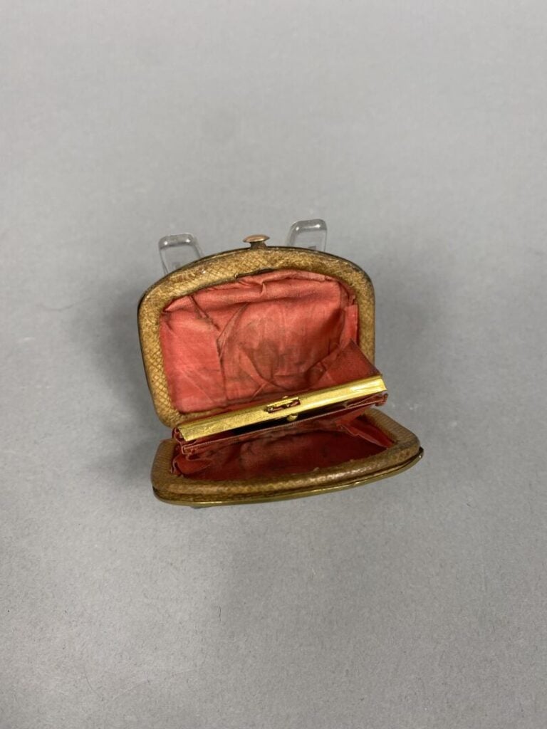 Ensemble d'objets de vitrine comprenant une boîte ronde émaillée à décor de scè…