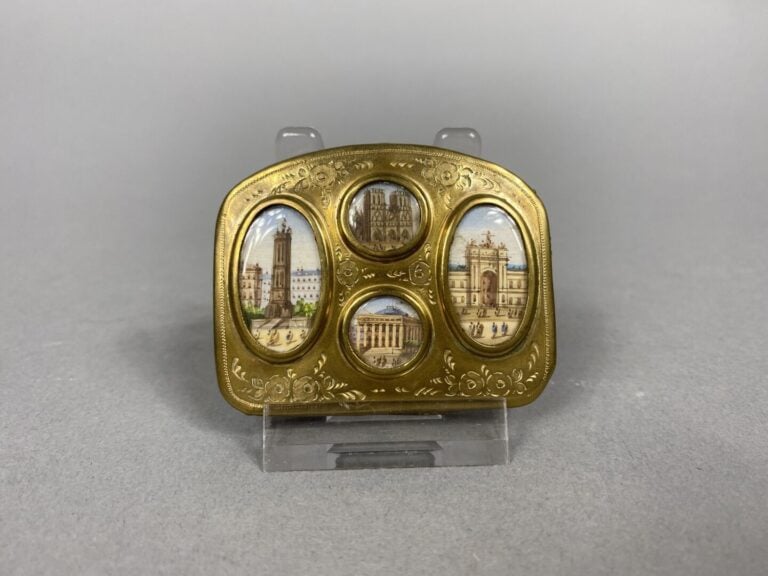 Ensemble d'objets de vitrine comprenant une boîte ronde émaillée à décor de scè…