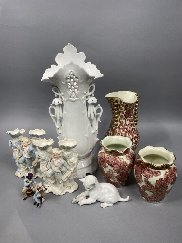 Ensemble de bibelots comprenant un important vase en porcelaine émaillée blanch…