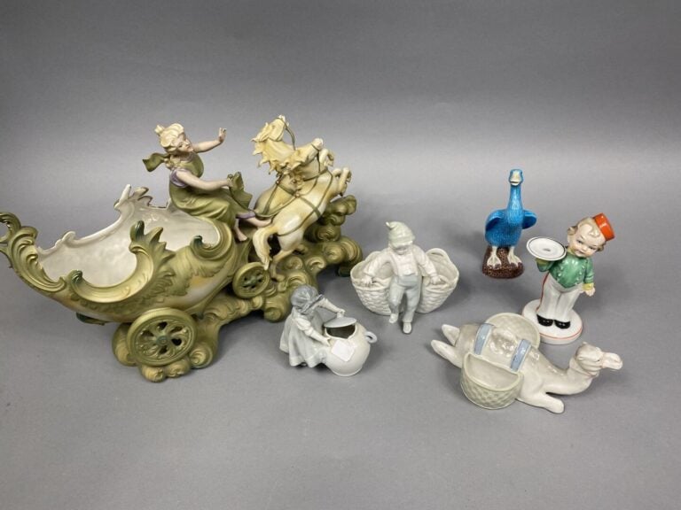 Ensemble de bibelots comprenant un important vase en porcelaine émaillée blanch…