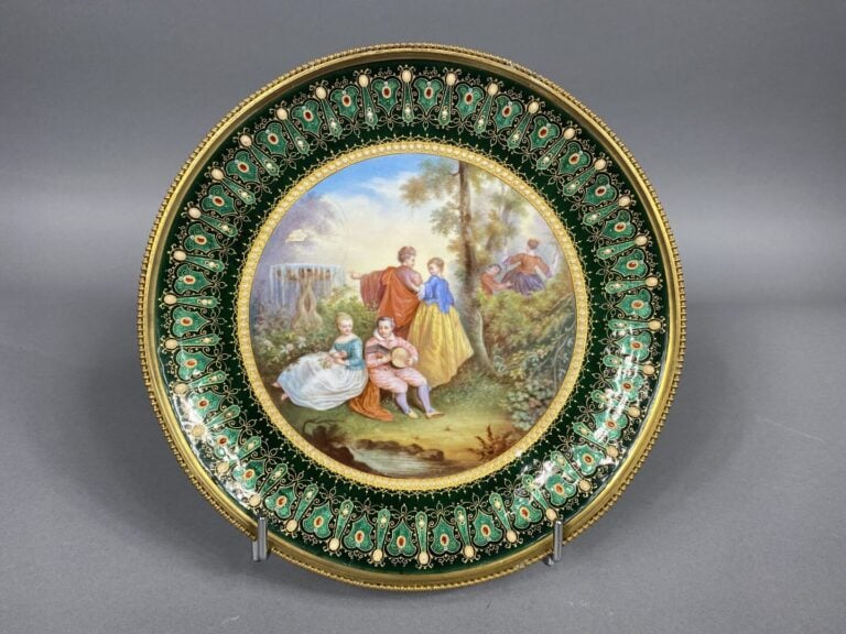 Ensemble de deux assiettes en cuivre émaillé, l'une à décor de scène galante da…