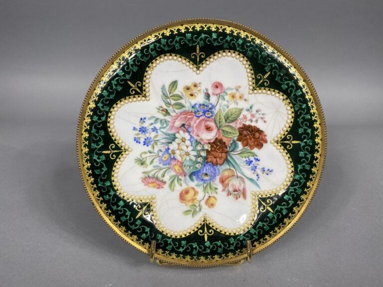Ensemble de deux assiettes en cuivre émaillé, l'une à décor de scène galante da…