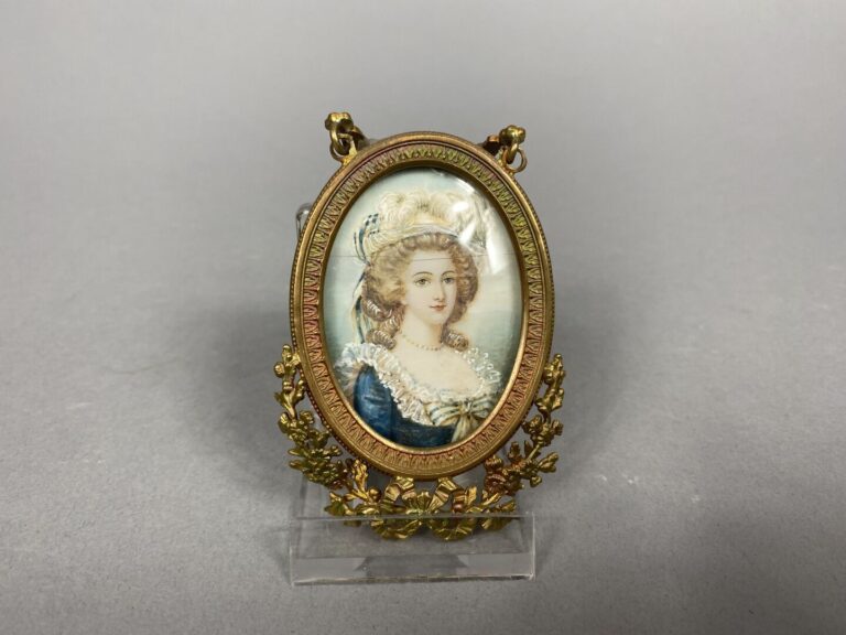 Ensemble de miniatures rondes ou ovales dans le goût des XVIII et XIXe siècles…