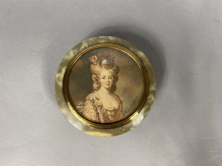 Ensemble de miniatures rondes ou ovales dans le goût des XVIII et XIXe siècles…