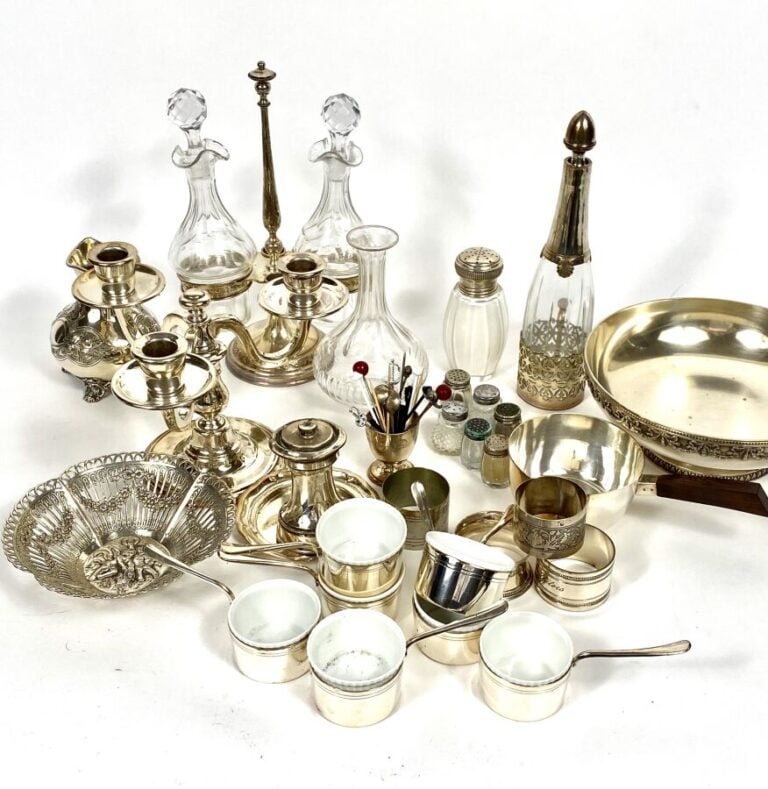 Ensemble de pièces en métal argenté comprenant : plats, présentoirs, cafetière,…