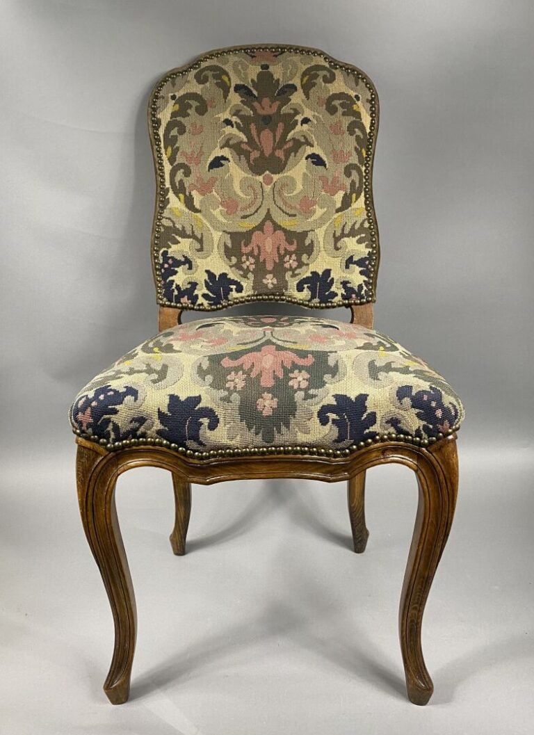 Ensemble de six chaises en noyer mouluré à dossier violoné posant sur des pieds…