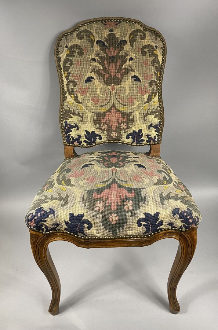 Ensemble de six chaises en noyer mouluré à dossier violoné posant sur des pieds…