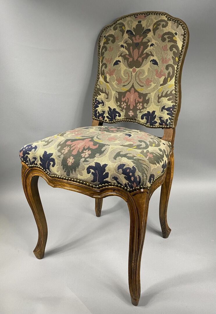 Ensemble de six chaises en noyer mouluré à dossier violoné posant sur des pieds…
